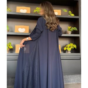 عباية كريب بحرية مع كشكشة زرقاء داكنة