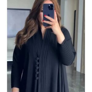 عباية رسمية وانيقة وبتفاصيل كسره من الأمام وعلى الأكمام عمليه ومرتبة نص كلوش