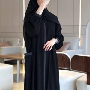 عباية كيان سوداء كريب واقف شتوية ربع كلوش بجيوب سحاب وأساور مطاط مع طرحة هدية