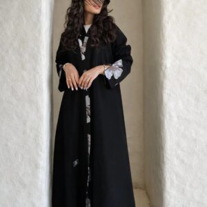 عباية ورد رمادي سوداء شتوية كريب واقف