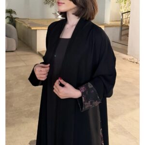 عباية لورا السوداء نص كلوش بتصميم واسع ولمسة سعودية راقية