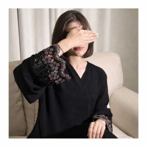 عباية سوداء عملية ومريحة مع تطريز الاكمام ملفت وانيق
