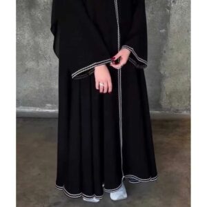 عبايه نص كلوش على كلفه تحت وفي اليد كم واسع زرار امام